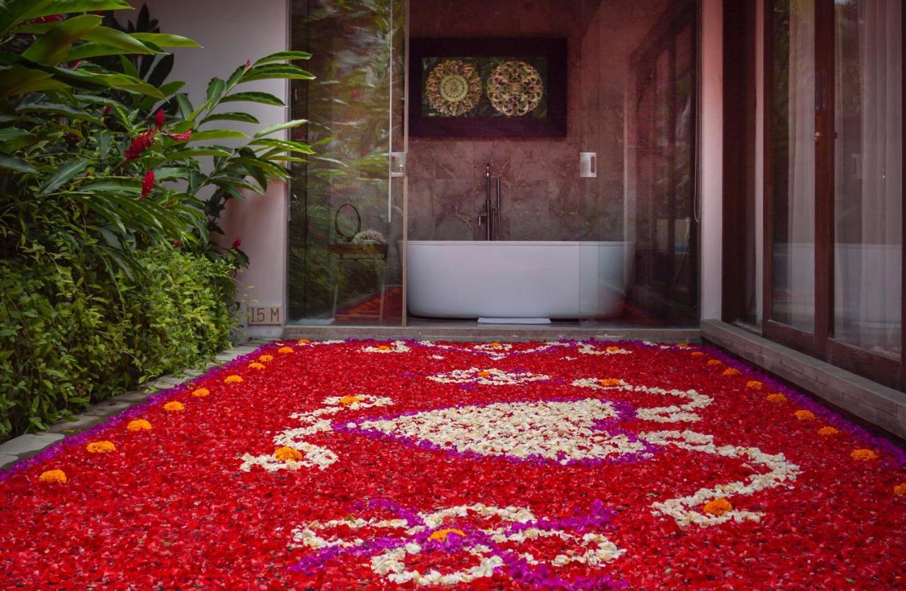 Goya Boutique Resort Ουμπούντ Εξωτερικό φωτογραφία A flower carpet in front of a bathroom