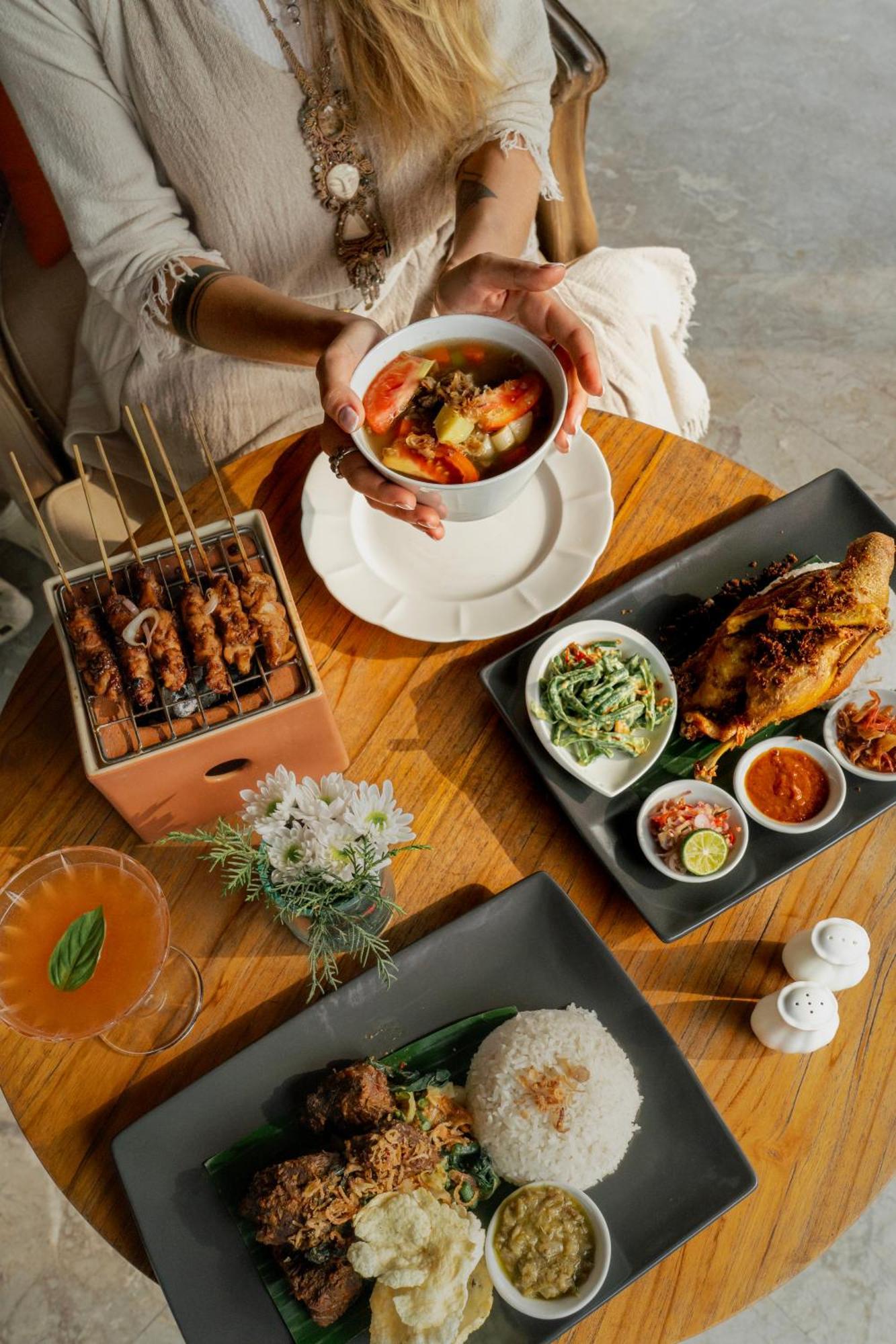Goya Boutique Resort Ουμπούντ Εξωτερικό φωτογραφία A selection of Indonesian cuisine