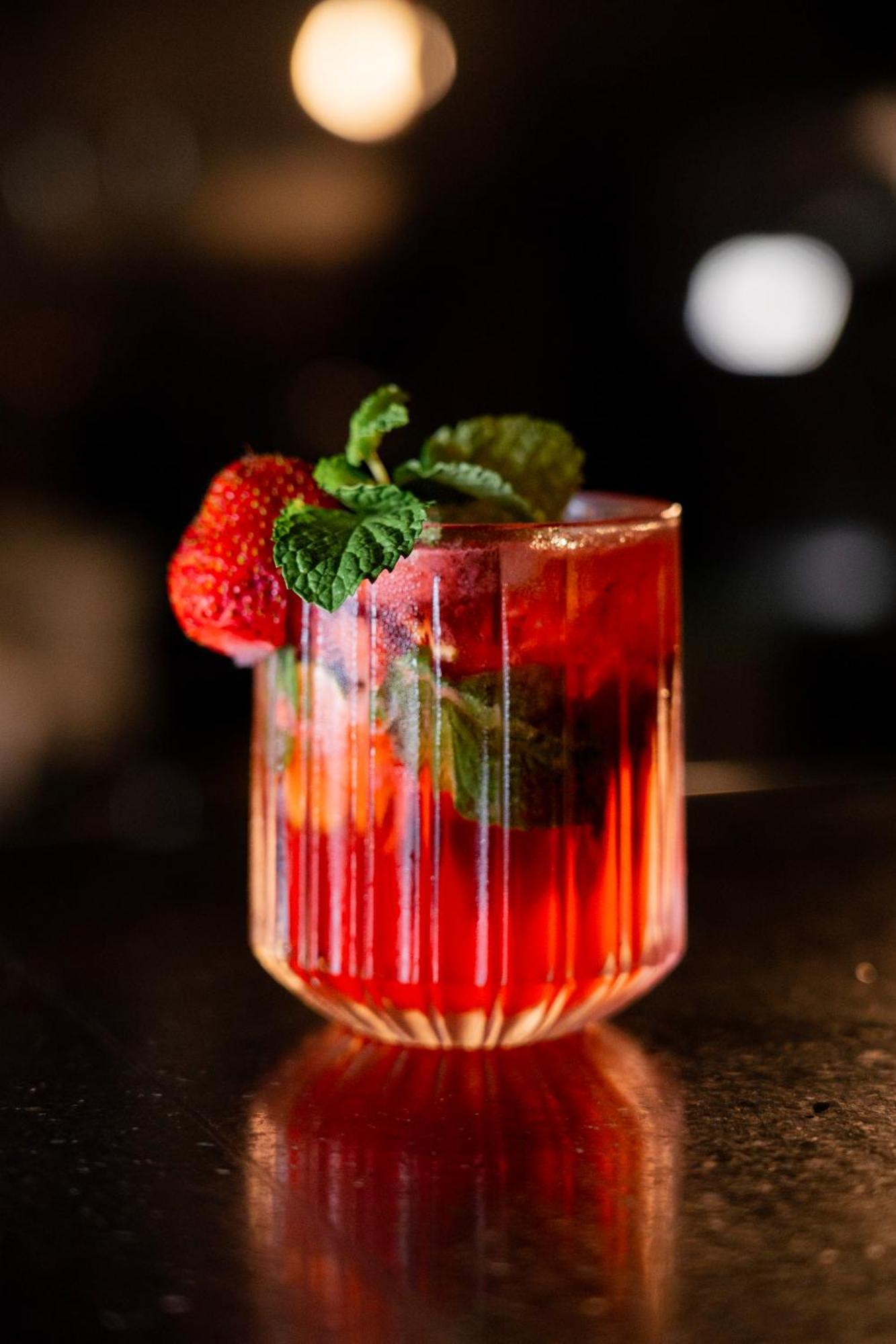 Goya Boutique Resort Ουμπούντ Εξωτερικό φωτογραφία A strawberry bellini