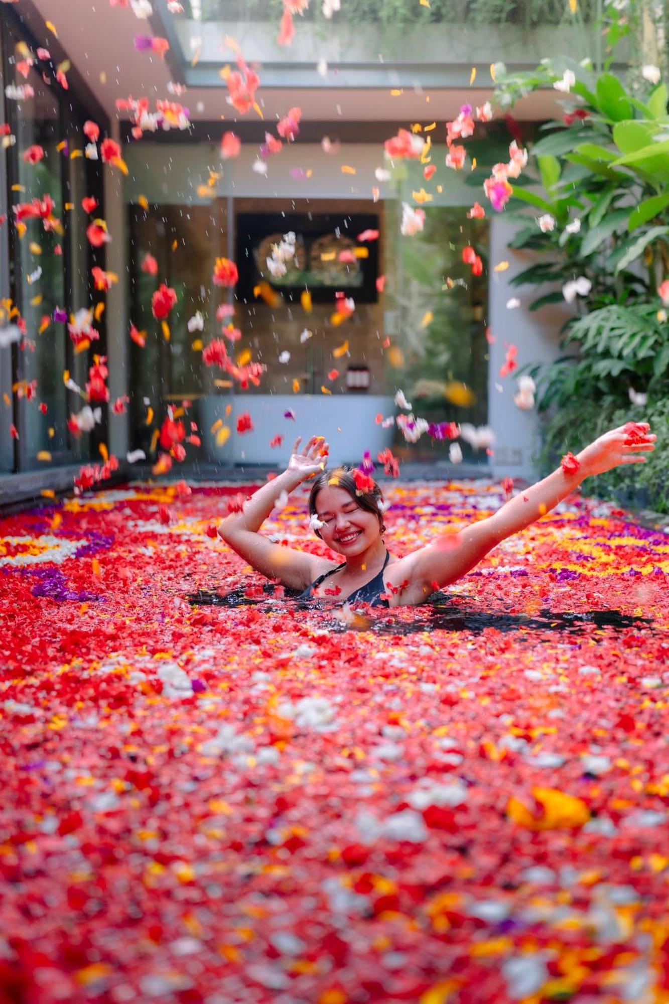 Goya Boutique Resort Ουμπούντ Εξωτερικό φωτογραφία Flower bath at the spa