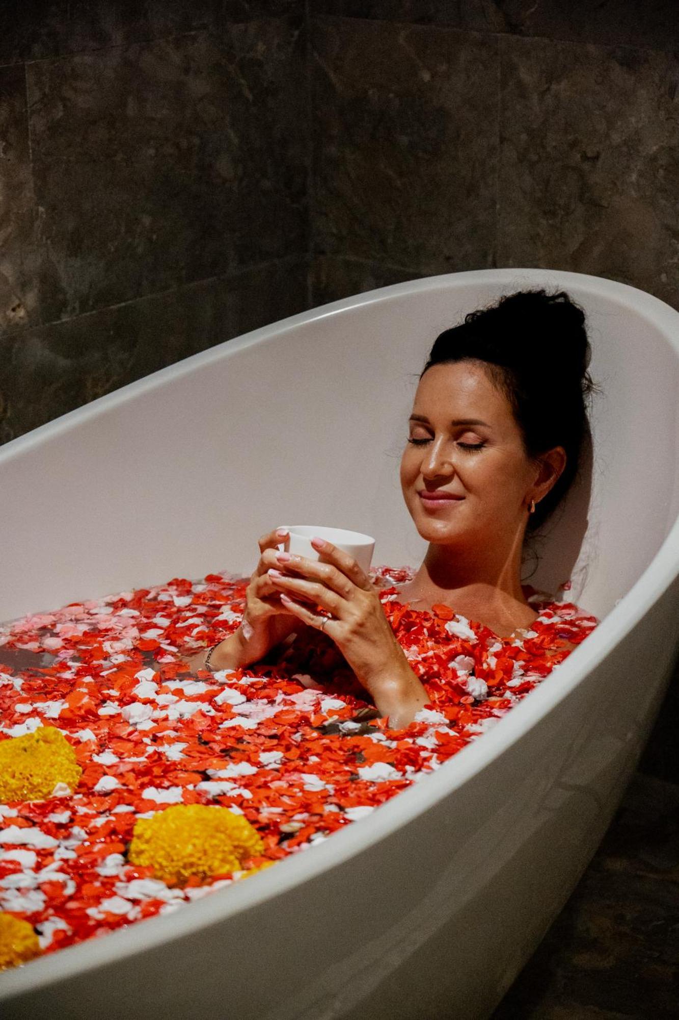 Goya Boutique Resort Ουμπούντ Εξωτερικό φωτογραφία A woman relaxing in a bathtub