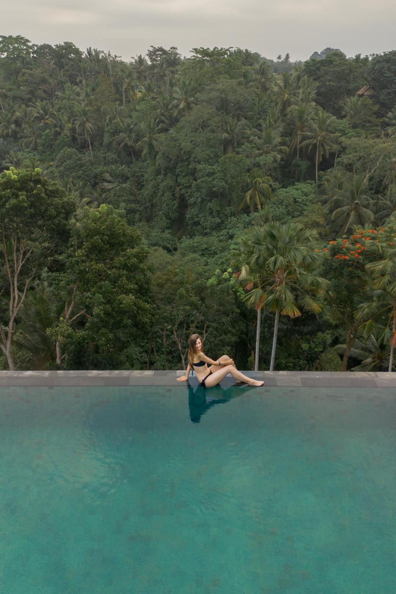 Goya Boutique Resort Ουμπούντ Εξωτερικό φωτογραφία A woman sitting on the edge of a swimming pool